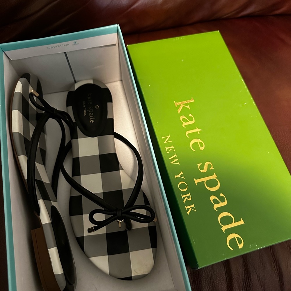 💚Kate Spade sandals- size 10, worn twice. 💚